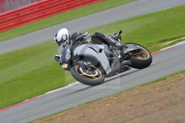 Motorcycle action photographs;Silverstone circuit;Silverstone photographs;Trackday digital images;event digital images;eventdigitalimages;no limits trackday;peter wileman photography;rockingham towcester northamptonshire;trackday;trackday photos