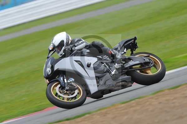 Motorcycle action photographs;Silverstone circuit;Silverstone photographs;Trackday digital images;event digital images;eventdigitalimages;no limits trackday;peter wileman photography;rockingham towcester northamptonshire;trackday;trackday photos