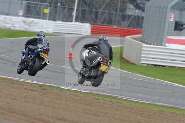 Motorcycle action photographs;Silverstone circuit;Silverstone photographs;Trackday digital images;event digital images;eventdigitalimages;no limits trackday;peter wileman photography;rockingham towcester northamptonshire;trackday;trackday photos