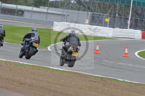 Motorcycle action photographs;Silverstone circuit;Silverstone photographs;Trackday digital images;event digital images;eventdigitalimages;no limits trackday;peter wileman photography;rockingham towcester northamptonshire;trackday;trackday photos