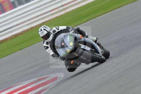 Motorcycle action photographs;Silverstone circuit;Silverstone photographs;Trackday digital images;event digital images;eventdigitalimages;no limits trackday;peter wileman photography;rockingham towcester northamptonshire;trackday;trackday photos