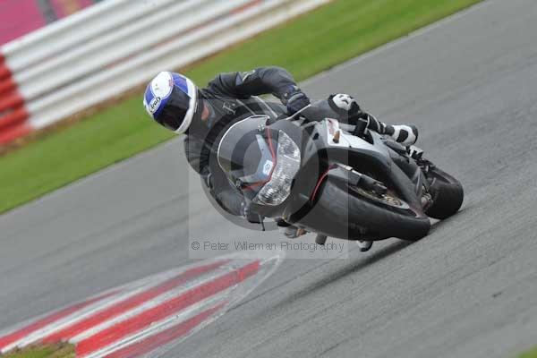 Motorcycle action photographs;Silverstone circuit;Silverstone photographs;Trackday digital images;event digital images;eventdigitalimages;no limits trackday;peter wileman photography;rockingham towcester northamptonshire;trackday;trackday photos