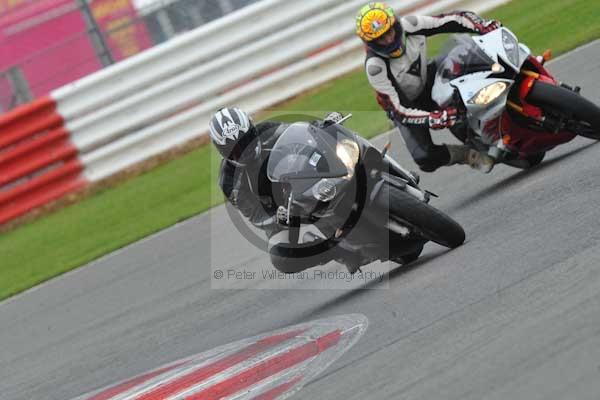 Motorcycle action photographs;Silverstone circuit;Silverstone photographs;Trackday digital images;event digital images;eventdigitalimages;no limits trackday;peter wileman photography;rockingham towcester northamptonshire;trackday;trackday photos