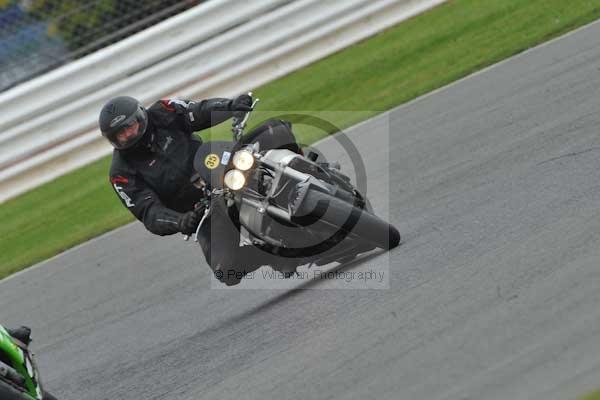 Motorcycle action photographs;Silverstone circuit;Silverstone photographs;Trackday digital images;event digital images;eventdigitalimages;no limits trackday;peter wileman photography;rockingham towcester northamptonshire;trackday;trackday photos