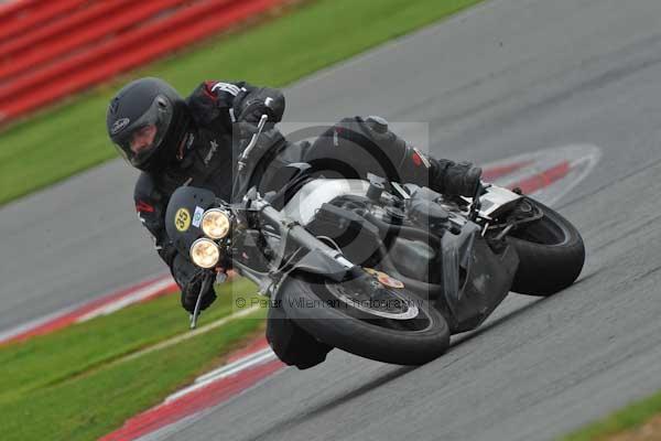 Motorcycle action photographs;Silverstone circuit;Silverstone photographs;Trackday digital images;event digital images;eventdigitalimages;no limits trackday;peter wileman photography;rockingham towcester northamptonshire;trackday;trackday photos