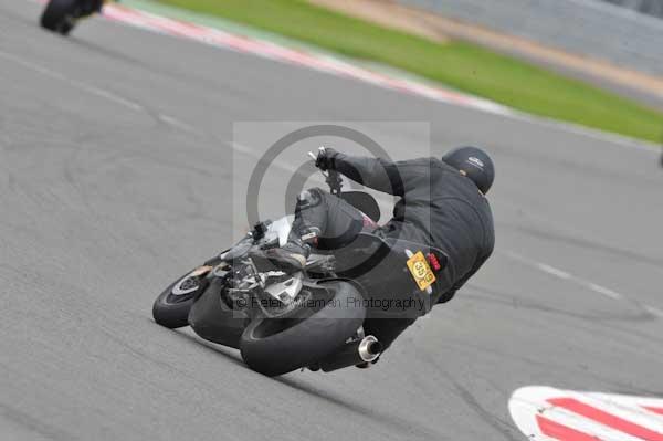 Motorcycle action photographs;Silverstone circuit;Silverstone photographs;Trackday digital images;event digital images;eventdigitalimages;no limits trackday;peter wileman photography;rockingham towcester northamptonshire;trackday;trackday photos