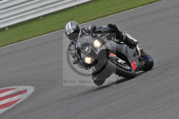 Motorcycle action photographs;Silverstone circuit;Silverstone photographs;Trackday digital images;event digital images;eventdigitalimages;no limits trackday;peter wileman photography;rockingham towcester northamptonshire;trackday;trackday photos