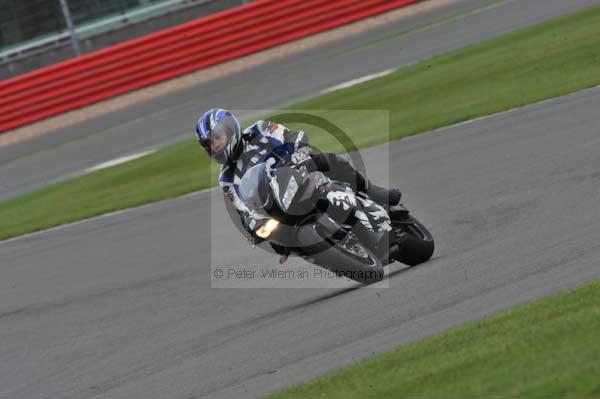 Motorcycle action photographs;Silverstone circuit;Silverstone photographs;Trackday digital images;event digital images;eventdigitalimages;no limits trackday;peter wileman photography;rockingham towcester northamptonshire;trackday;trackday photos