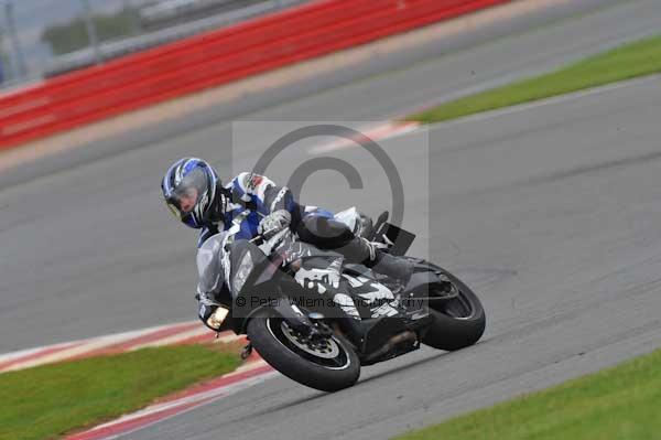 Motorcycle action photographs;Silverstone circuit;Silverstone photographs;Trackday digital images;event digital images;eventdigitalimages;no limits trackday;peter wileman photography;rockingham towcester northamptonshire;trackday;trackday photos