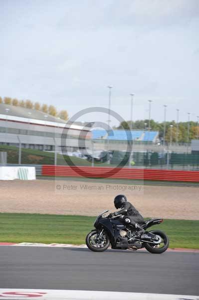 Motorcycle action photographs;Silverstone circuit;Silverstone photographs;Trackday digital images;event digital images;eventdigitalimages;no limits trackday;peter wileman photography;rockingham towcester northamptonshire;trackday;trackday photos