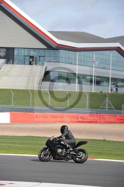 Motorcycle action photographs;Silverstone circuit;Silverstone photographs;Trackday digital images;event digital images;eventdigitalimages;no limits trackday;peter wileman photography;rockingham towcester northamptonshire;trackday;trackday photos