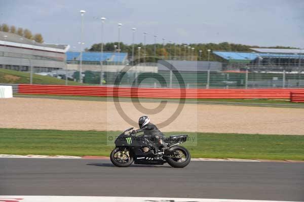 Motorcycle action photographs;Silverstone circuit;Silverstone photographs;Trackday digital images;event digital images;eventdigitalimages;no limits trackday;peter wileman photography;rockingham towcester northamptonshire;trackday;trackday photos