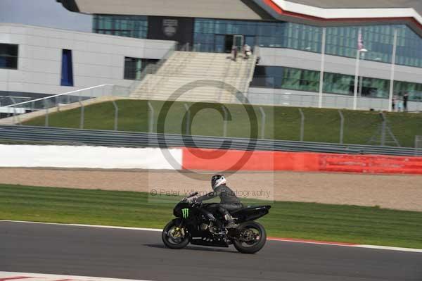 Motorcycle action photographs;Silverstone circuit;Silverstone photographs;Trackday digital images;event digital images;eventdigitalimages;no limits trackday;peter wileman photography;rockingham towcester northamptonshire;trackday;trackday photos