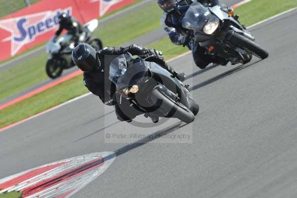 Motorcycle action photographs;Silverstone circuit;Silverstone photographs;Trackday digital images;event digital images;eventdigitalimages;no limits trackday;peter wileman photography;rockingham towcester northamptonshire;trackday;trackday photos