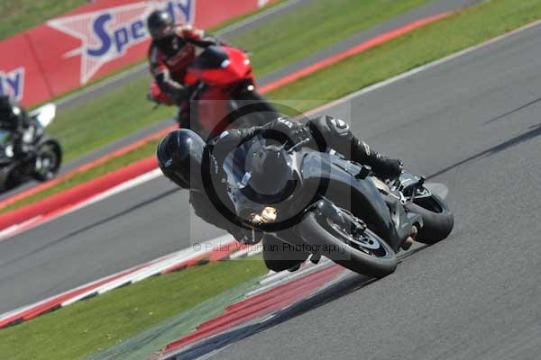 Motorcycle action photographs;Silverstone circuit;Silverstone photographs;Trackday digital images;event digital images;eventdigitalimages;no limits trackday;peter wileman photography;rockingham towcester northamptonshire;trackday;trackday photos