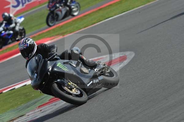 Motorcycle action photographs;Silverstone circuit;Silverstone photographs;Trackday digital images;event digital images;eventdigitalimages;no limits trackday;peter wileman photography;rockingham towcester northamptonshire;trackday;trackday photos