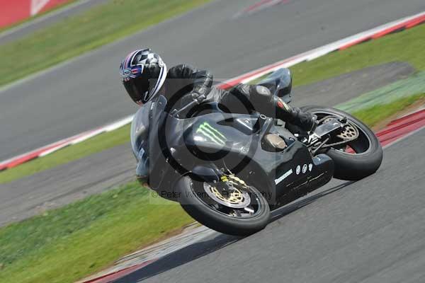 Motorcycle action photographs;Silverstone circuit;Silverstone photographs;Trackday digital images;event digital images;eventdigitalimages;no limits trackday;peter wileman photography;rockingham towcester northamptonshire;trackday;trackday photos