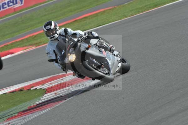 Motorcycle action photographs;Silverstone circuit;Silverstone photographs;Trackday digital images;event digital images;eventdigitalimages;no limits trackday;peter wileman photography;rockingham towcester northamptonshire;trackday;trackday photos