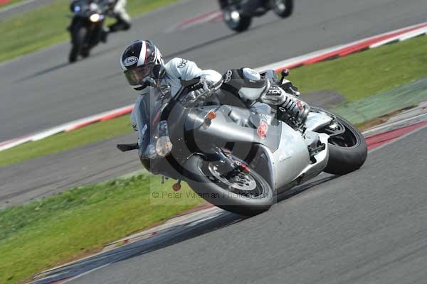 Motorcycle action photographs;Silverstone circuit;Silverstone photographs;Trackday digital images;event digital images;eventdigitalimages;no limits trackday;peter wileman photography;rockingham towcester northamptonshire;trackday;trackday photos