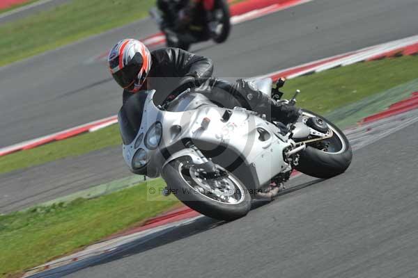 Motorcycle action photographs;Silverstone circuit;Silverstone photographs;Trackday digital images;event digital images;eventdigitalimages;no limits trackday;peter wileman photography;rockingham towcester northamptonshire;trackday;trackday photos