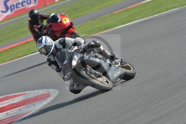 Motorcycle action photographs;Silverstone circuit;Silverstone photographs;Trackday digital images;event digital images;eventdigitalimages;no limits trackday;peter wileman photography;rockingham towcester northamptonshire;trackday;trackday photos