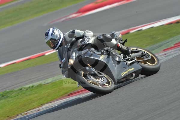 Motorcycle action photographs;Silverstone circuit;Silverstone photographs;Trackday digital images;event digital images;eventdigitalimages;no limits trackday;peter wileman photography;rockingham towcester northamptonshire;trackday;trackday photos