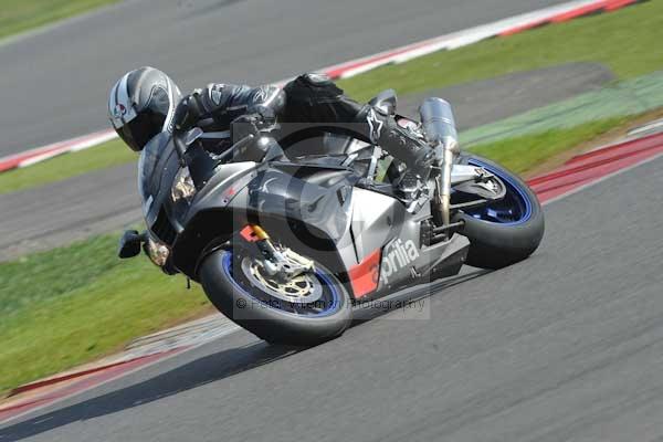 Motorcycle action photographs;Silverstone circuit;Silverstone photographs;Trackday digital images;event digital images;eventdigitalimages;no limits trackday;peter wileman photography;rockingham towcester northamptonshire;trackday;trackday photos