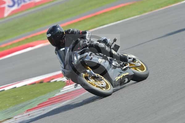 Motorcycle action photographs;Silverstone circuit;Silverstone photographs;Trackday digital images;event digital images;eventdigitalimages;no limits trackday;peter wileman photography;rockingham towcester northamptonshire;trackday;trackday photos