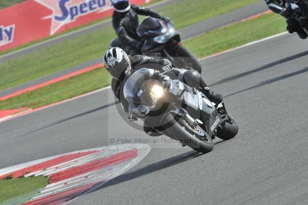 Motorcycle action photographs;Silverstone circuit;Silverstone photographs;Trackday digital images;event digital images;eventdigitalimages;no limits trackday;peter wileman photography;rockingham towcester northamptonshire;trackday;trackday photos