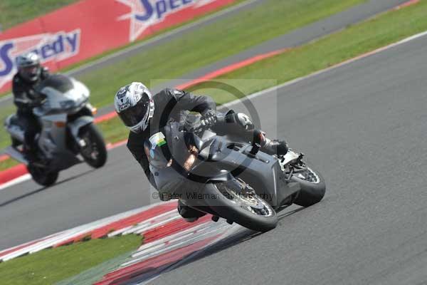 Motorcycle action photographs;Silverstone circuit;Silverstone photographs;Trackday digital images;event digital images;eventdigitalimages;no limits trackday;peter wileman photography;rockingham towcester northamptonshire;trackday;trackday photos