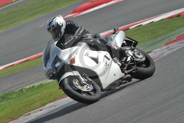 Motorcycle action photographs;Silverstone circuit;Silverstone photographs;Trackday digital images;event digital images;eventdigitalimages;no limits trackday;peter wileman photography;rockingham towcester northamptonshire;trackday;trackday photos