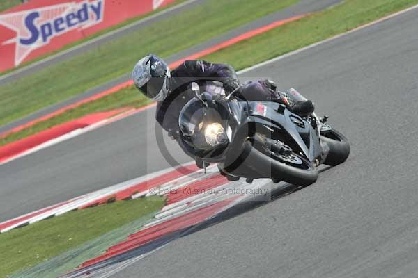 Motorcycle action photographs;Silverstone circuit;Silverstone photographs;Trackday digital images;event digital images;eventdigitalimages;no limits trackday;peter wileman photography;rockingham towcester northamptonshire;trackday;trackday photos