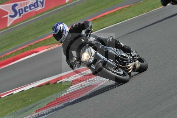 Motorcycle action photographs;Silverstone circuit;Silverstone photographs;Trackday digital images;event digital images;eventdigitalimages;no limits trackday;peter wileman photography;rockingham towcester northamptonshire;trackday;trackday photos