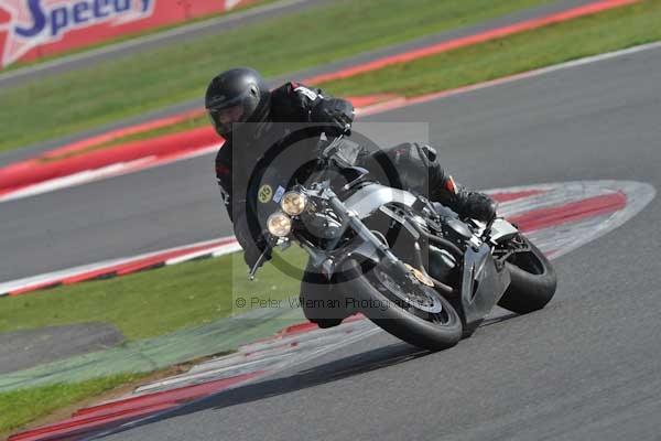 Motorcycle action photographs;Silverstone circuit;Silverstone photographs;Trackday digital images;event digital images;eventdigitalimages;no limits trackday;peter wileman photography;rockingham towcester northamptonshire;trackday;trackday photos