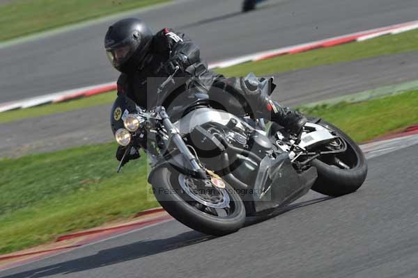 Motorcycle action photographs;Silverstone circuit;Silverstone photographs;Trackday digital images;event digital images;eventdigitalimages;no limits trackday;peter wileman photography;rockingham towcester northamptonshire;trackday;trackday photos