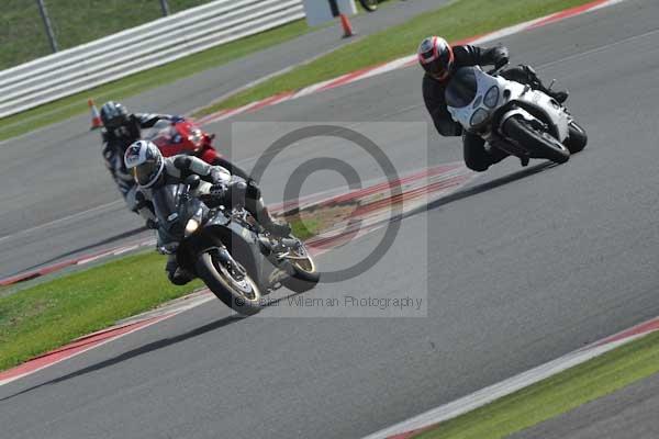 Motorcycle action photographs;Silverstone circuit;Silverstone photographs;Trackday digital images;event digital images;eventdigitalimages;no limits trackday;peter wileman photography;rockingham towcester northamptonshire;trackday;trackday photos