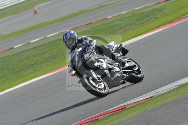 Motorcycle action photographs;Silverstone circuit;Silverstone photographs;Trackday digital images;event digital images;eventdigitalimages;no limits trackday;peter wileman photography;rockingham towcester northamptonshire;trackday;trackday photos