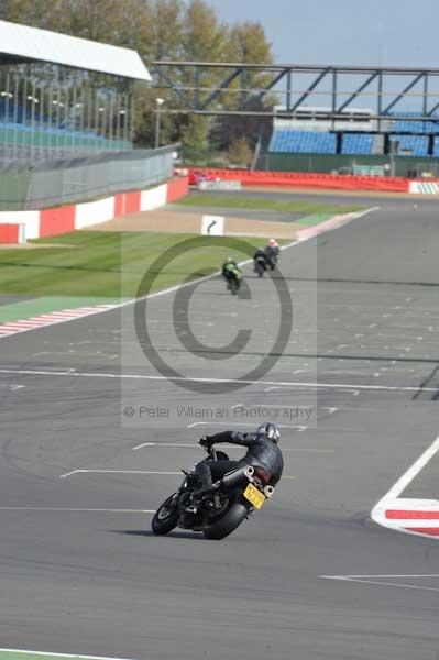 Motorcycle action photographs;Silverstone circuit;Silverstone photographs;Trackday digital images;event digital images;eventdigitalimages;no limits trackday;peter wileman photography;rockingham towcester northamptonshire;trackday;trackday photos