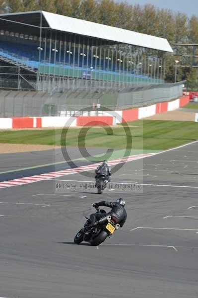 Motorcycle action photographs;Silverstone circuit;Silverstone photographs;Trackday digital images;event digital images;eventdigitalimages;no limits trackday;peter wileman photography;rockingham towcester northamptonshire;trackday;trackday photos