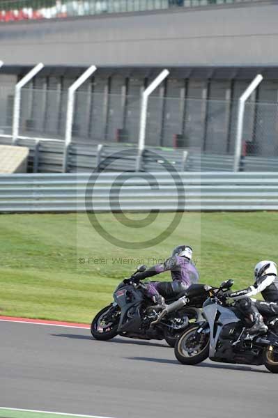 Motorcycle action photographs;Silverstone circuit;Silverstone photographs;Trackday digital images;event digital images;eventdigitalimages;no limits trackday;peter wileman photography;rockingham towcester northamptonshire;trackday;trackday photos