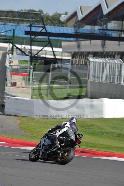 Motorcycle action photographs;Silverstone circuit;Silverstone photographs;Trackday digital images;event digital images;eventdigitalimages;no limits trackday;peter wileman photography;rockingham towcester northamptonshire;trackday;trackday photos