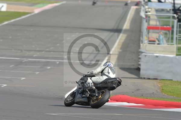 Motorcycle action photographs;Silverstone circuit;Silverstone photographs;Trackday digital images;event digital images;eventdigitalimages;no limits trackday;peter wileman photography;rockingham towcester northamptonshire;trackday;trackday photos