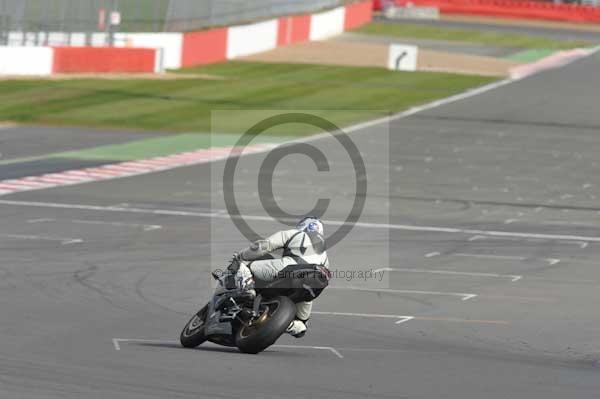 Motorcycle action photographs;Silverstone circuit;Silverstone photographs;Trackday digital images;event digital images;eventdigitalimages;no limits trackday;peter wileman photography;rockingham towcester northamptonshire;trackday;trackday photos