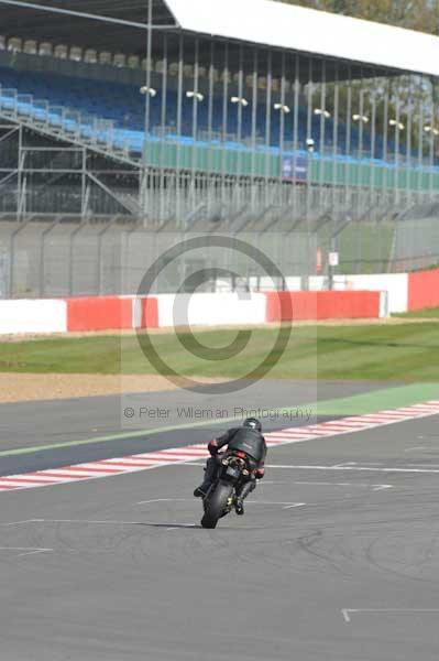 Motorcycle action photographs;Silverstone circuit;Silverstone photographs;Trackday digital images;event digital images;eventdigitalimages;no limits trackday;peter wileman photography;rockingham towcester northamptonshire;trackday;trackday photos