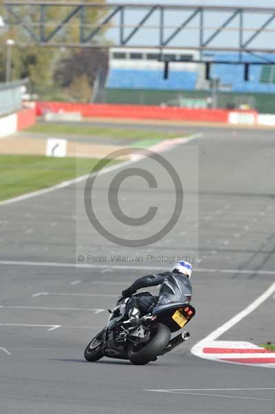 Motorcycle action photographs;Silverstone circuit;Silverstone photographs;Trackday digital images;event digital images;eventdigitalimages;no limits trackday;peter wileman photography;rockingham towcester northamptonshire;trackday;trackday photos