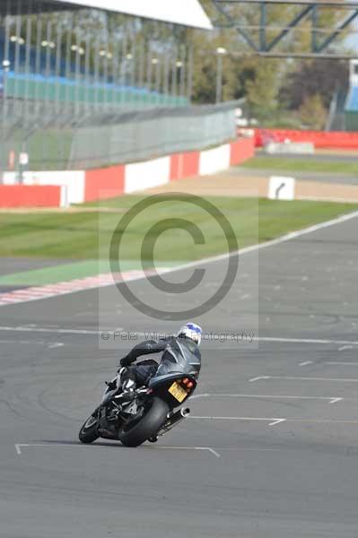 Motorcycle action photographs;Silverstone circuit;Silverstone photographs;Trackday digital images;event digital images;eventdigitalimages;no limits trackday;peter wileman photography;rockingham towcester northamptonshire;trackday;trackday photos