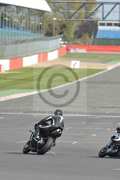 Motorcycle action photographs;Silverstone circuit;Silverstone photographs;Trackday digital images;event digital images;eventdigitalimages;no limits trackday;peter wileman photography;rockingham towcester northamptonshire;trackday;trackday photos