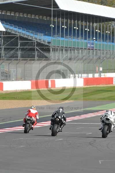 Motorcycle action photographs;Silverstone circuit;Silverstone photographs;Trackday digital images;event digital images;eventdigitalimages;no limits trackday;peter wileman photography;rockingham towcester northamptonshire;trackday;trackday photos