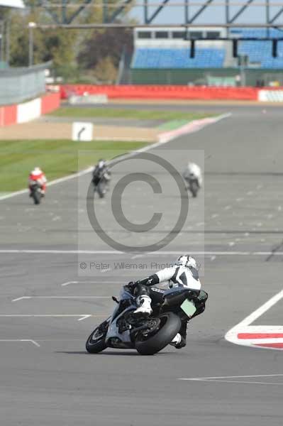 Motorcycle action photographs;Silverstone circuit;Silverstone photographs;Trackday digital images;event digital images;eventdigitalimages;no limits trackday;peter wileman photography;rockingham towcester northamptonshire;trackday;trackday photos