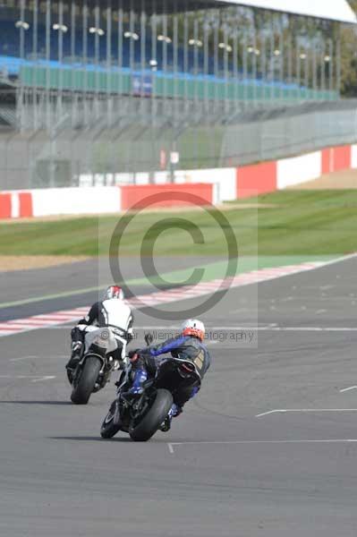 Motorcycle action photographs;Silverstone circuit;Silverstone photographs;Trackday digital images;event digital images;eventdigitalimages;no limits trackday;peter wileman photography;rockingham towcester northamptonshire;trackday;trackday photos